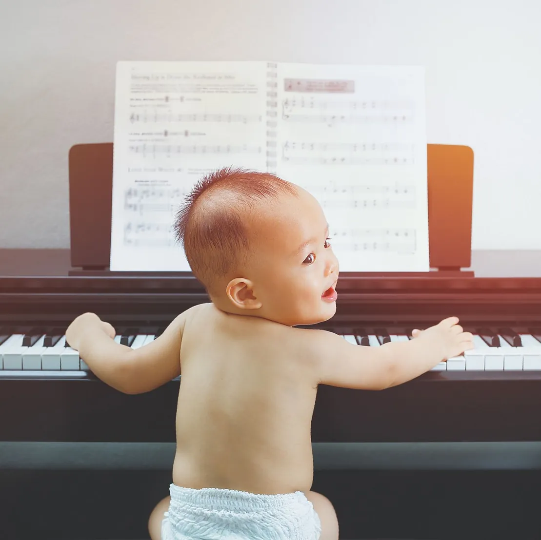 niño en un piano