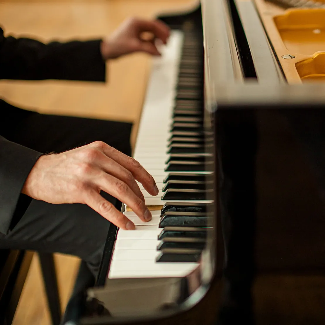 tocando piano